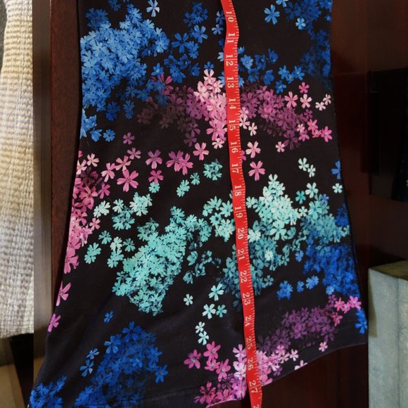 Lululemon Petal Pop tank top in black w teal, blue & pink floral print size 2-4 - Picture 12 of 12